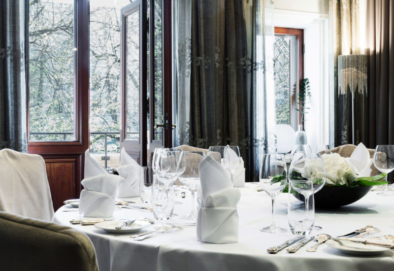 Hotel Kämpin Private Dining tarjoaa mahdollisuuden nauttia ravintolakokemuksista miellyttävässä, yksityisemmässä miljöössä. Olipa kyseessä aamiaistilaisuus, juhlallinen liikelounas tai nautinnollinen juhlaillallinen - ainoa raja on mielikuvituksesi. Annoksien lähtökohtina toimivat Brasserie Kämpin ajattomat klassikot – Private Dining-ateriat voivat koostua juuri kuten haluattekin. Kolme erityisesti Private Diningiin suunnitteltua juhlatilaa kunnioittavat kuuluisia suomalaisia taiteilijoita ja kirjailijoita – Helene Schjerfbeck (kapasiteetti 8 henkilöä), J.L. Runeberg (kapasiteetti 12 henkilöä) ja Eino Leino (kapasiteetti 20 henkilöä).